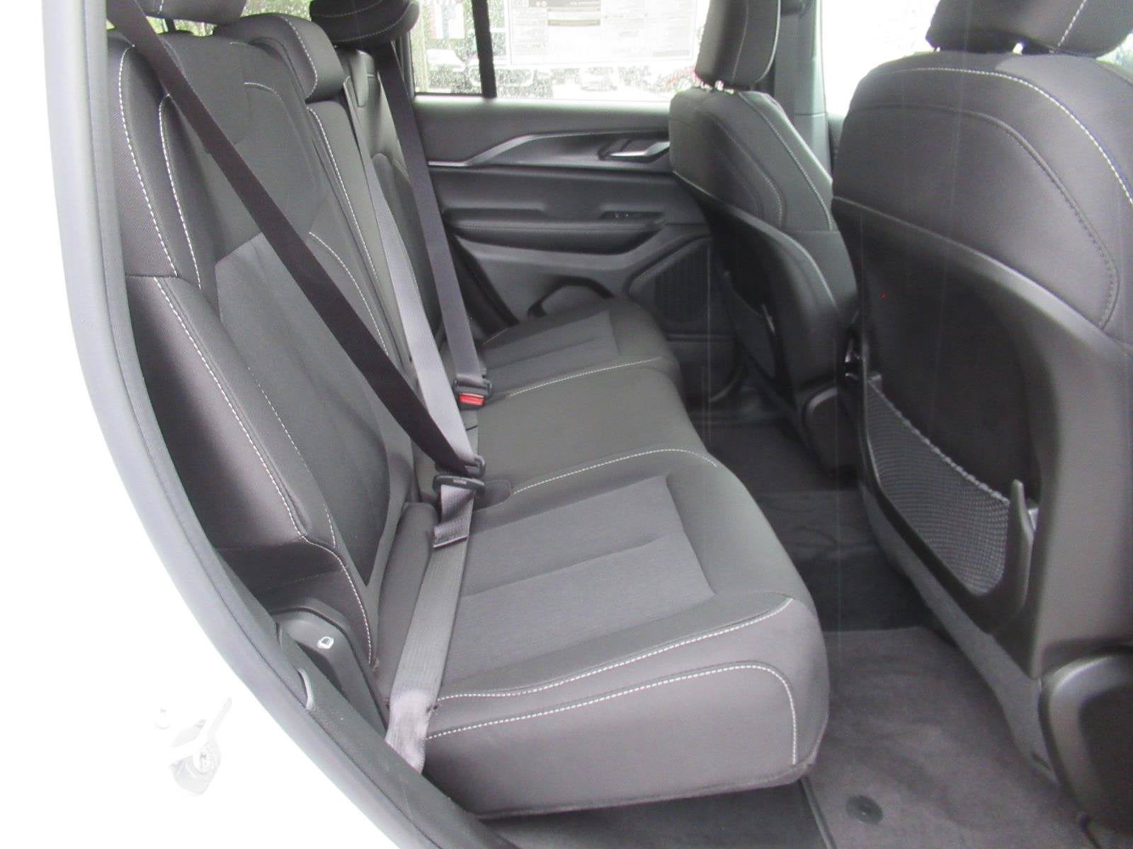 2027 Jeep Grand Cherokee GRAND CHEROKEE LAREDO X 4X2