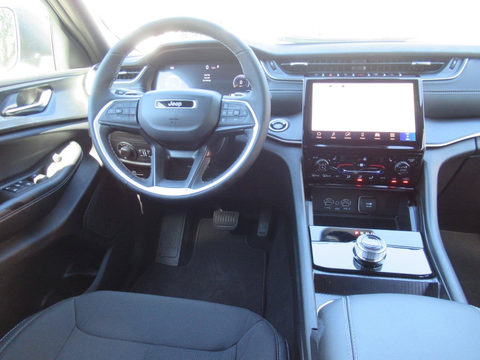 2027 Jeep Grand Cherokee GRAND CHEROKEE LAREDO X 4X4