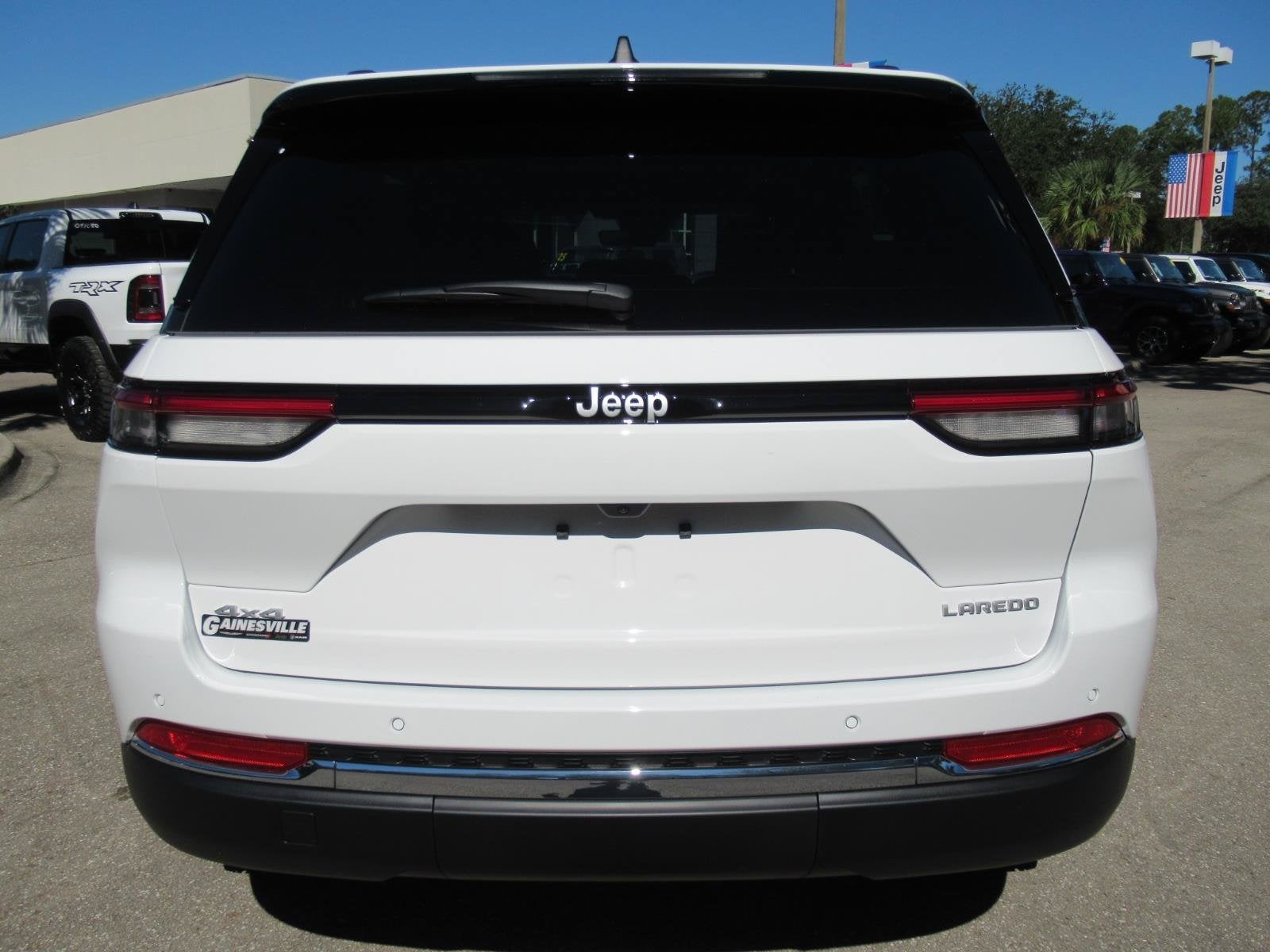 2027 Jeep Grand Cherokee GRAND CHEROKEE LAREDO X 4X4