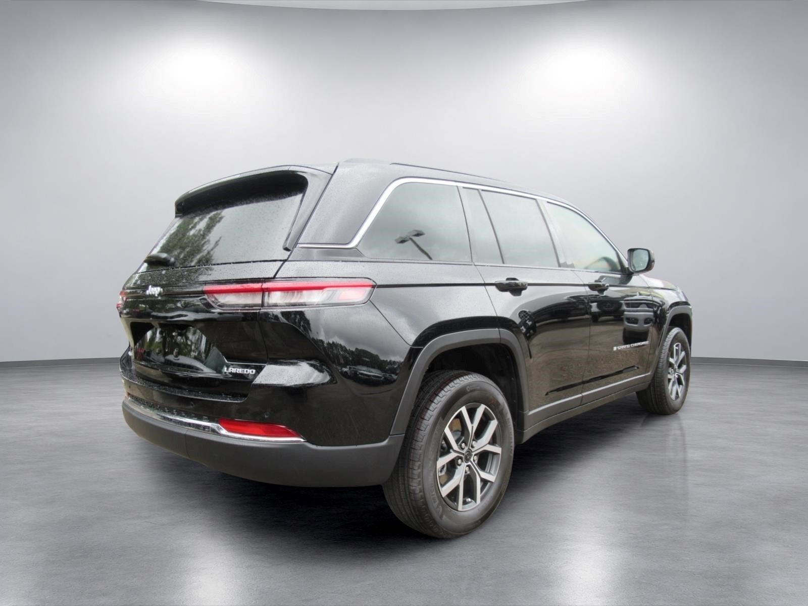 2027 Jeep Grand Cherokee GRAND CHEROKEE LAREDO X 4X4