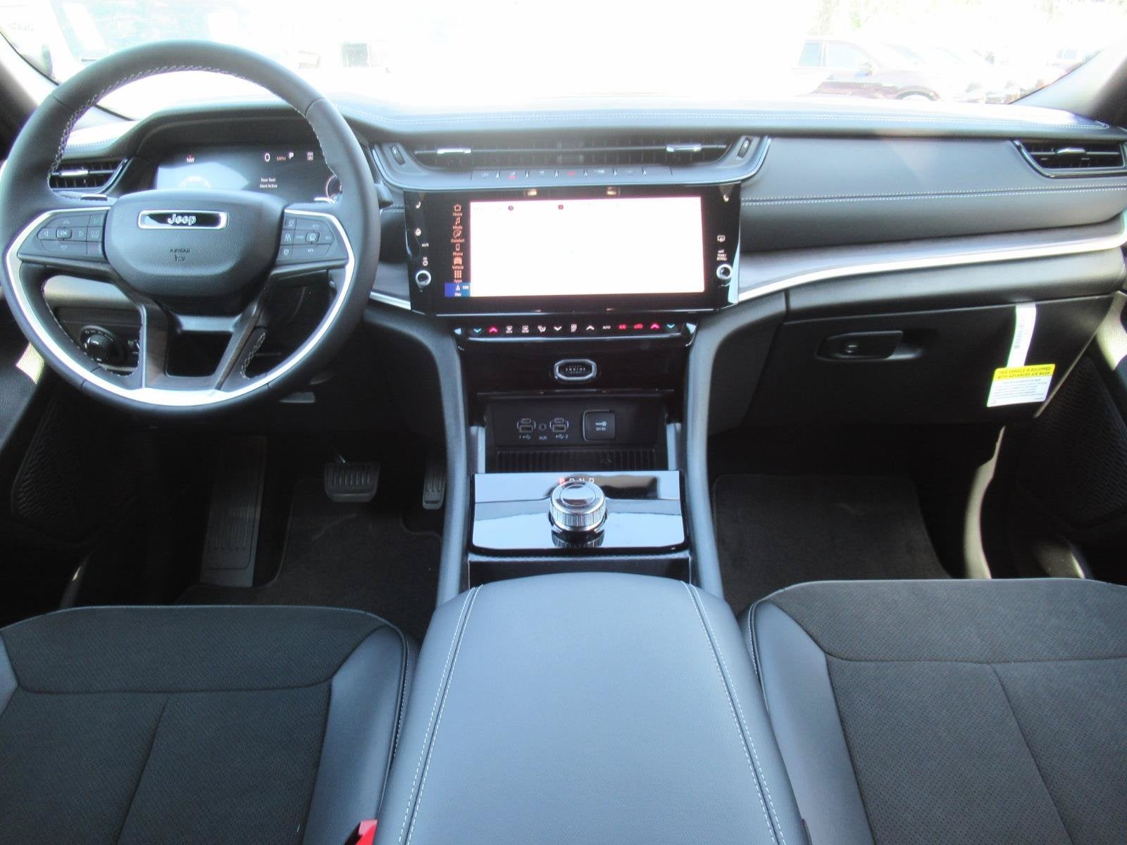 2027 Jeep Grand Cherokee GRAND CHEROKEE L LAREDO ALTITUDE 4X2
