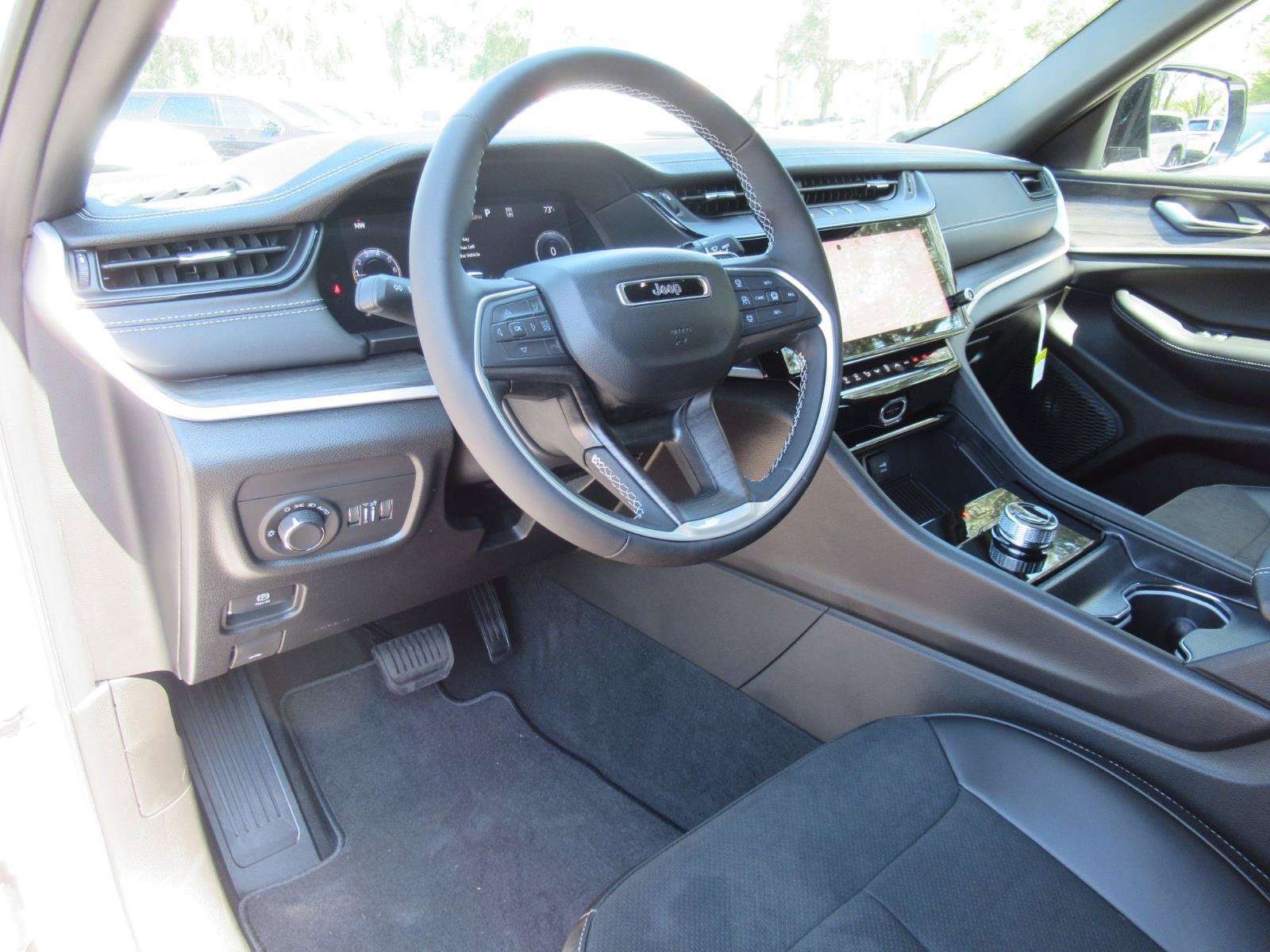 2027 Jeep Grand Cherokee GRAND CHEROKEE L LAREDO ALTITUDE 4X2