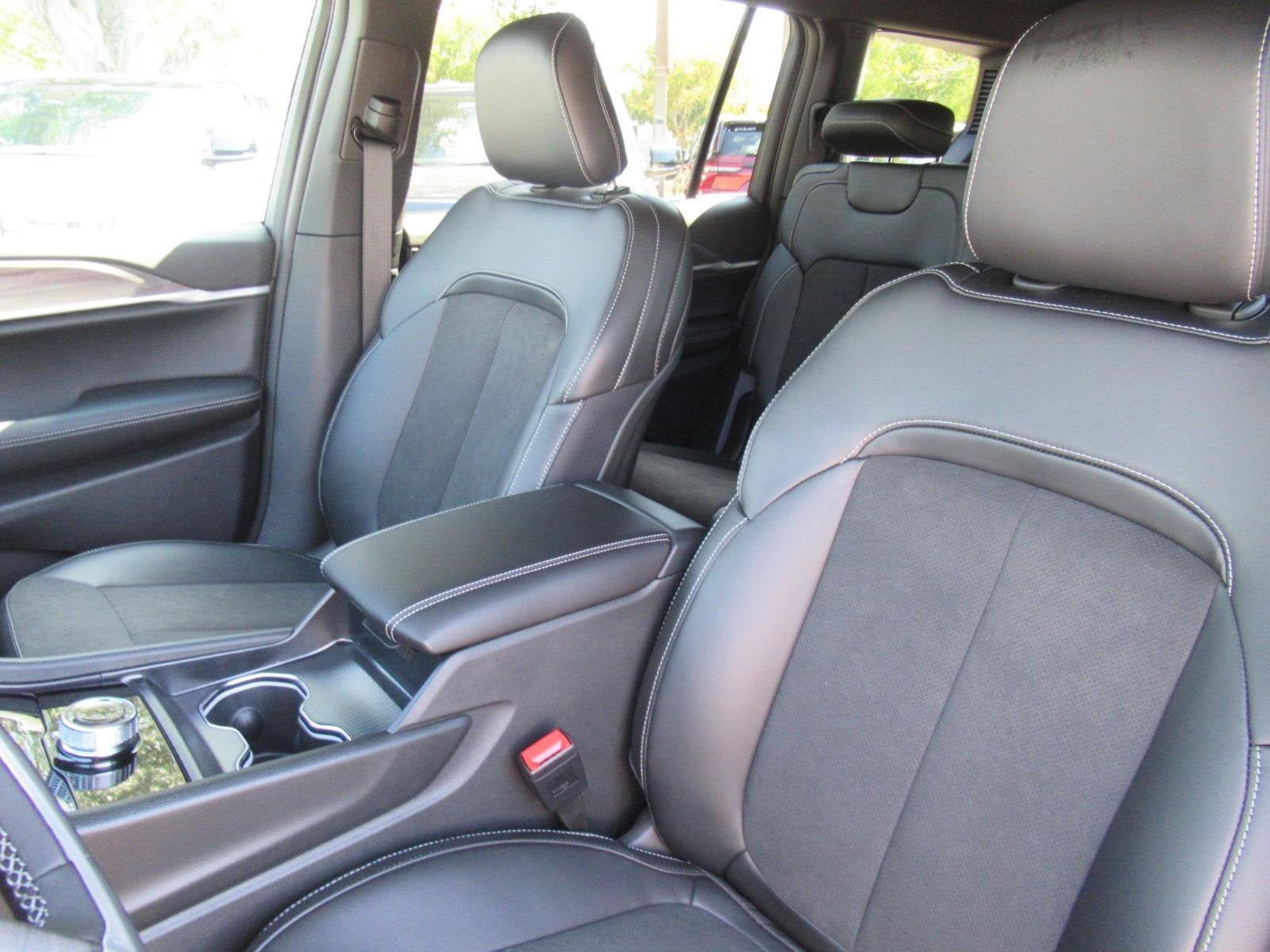 2027 Jeep Grand Cherokee GRAND CHEROKEE L LAREDO ALTITUDE 4X2