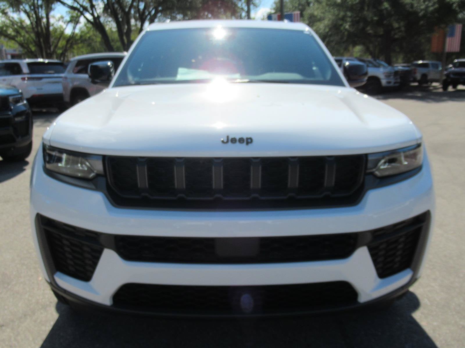 2027 Jeep Grand Cherokee GRAND CHEROKEE L LAREDO ALTITUDE 4X2