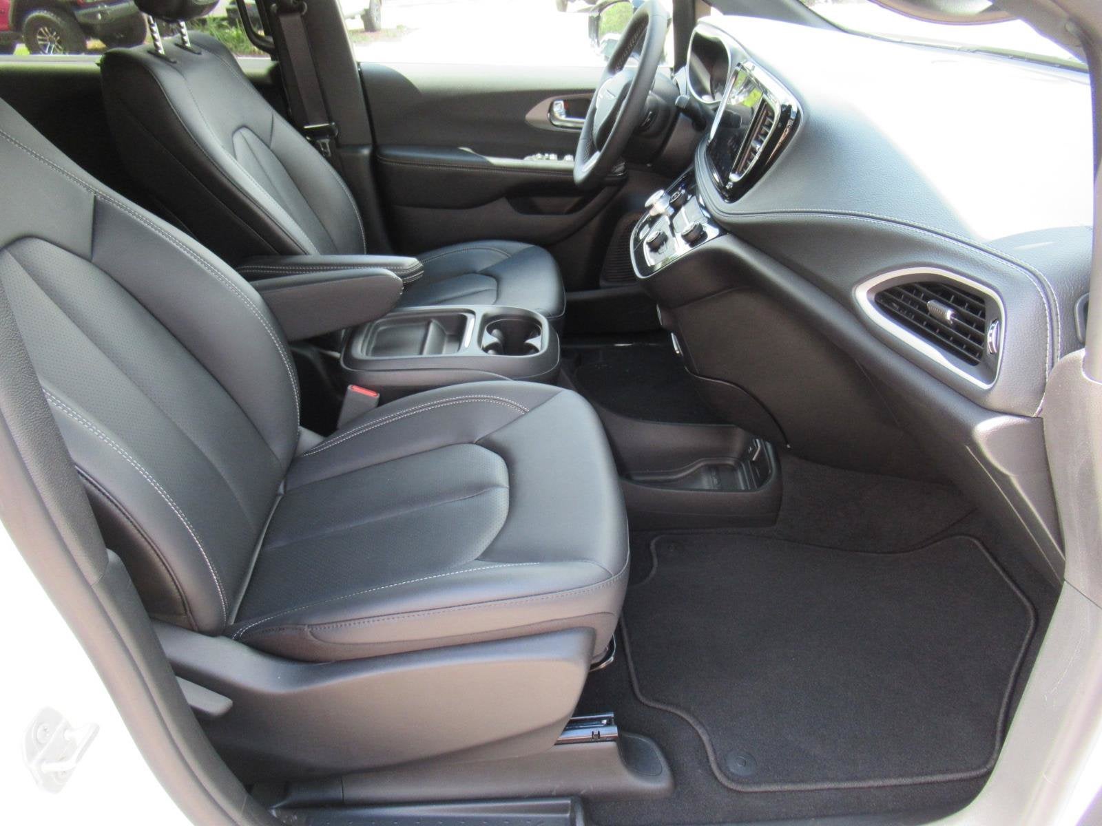 2027 Chrysler Pacifica PACIFICA SELECT