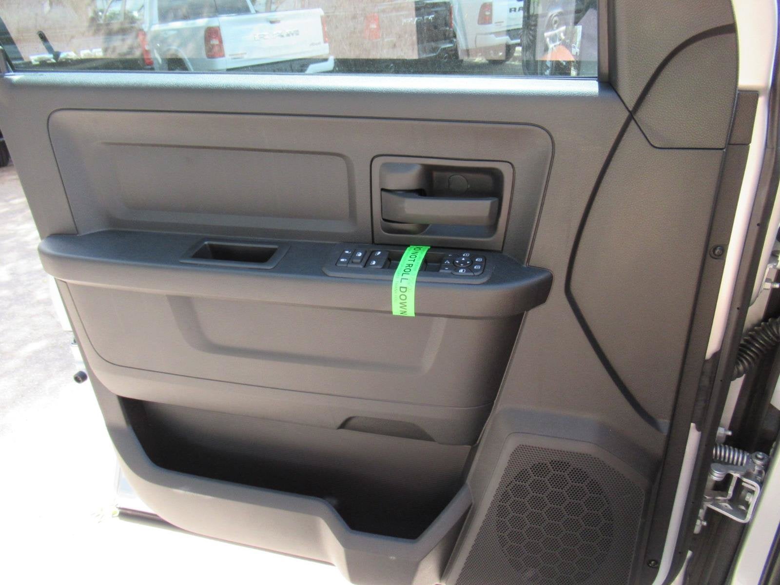 2026 RAM Ram 2500 RAM 2500 BLACK EXPRESS CREW CAB 4X2 6'4' BOX