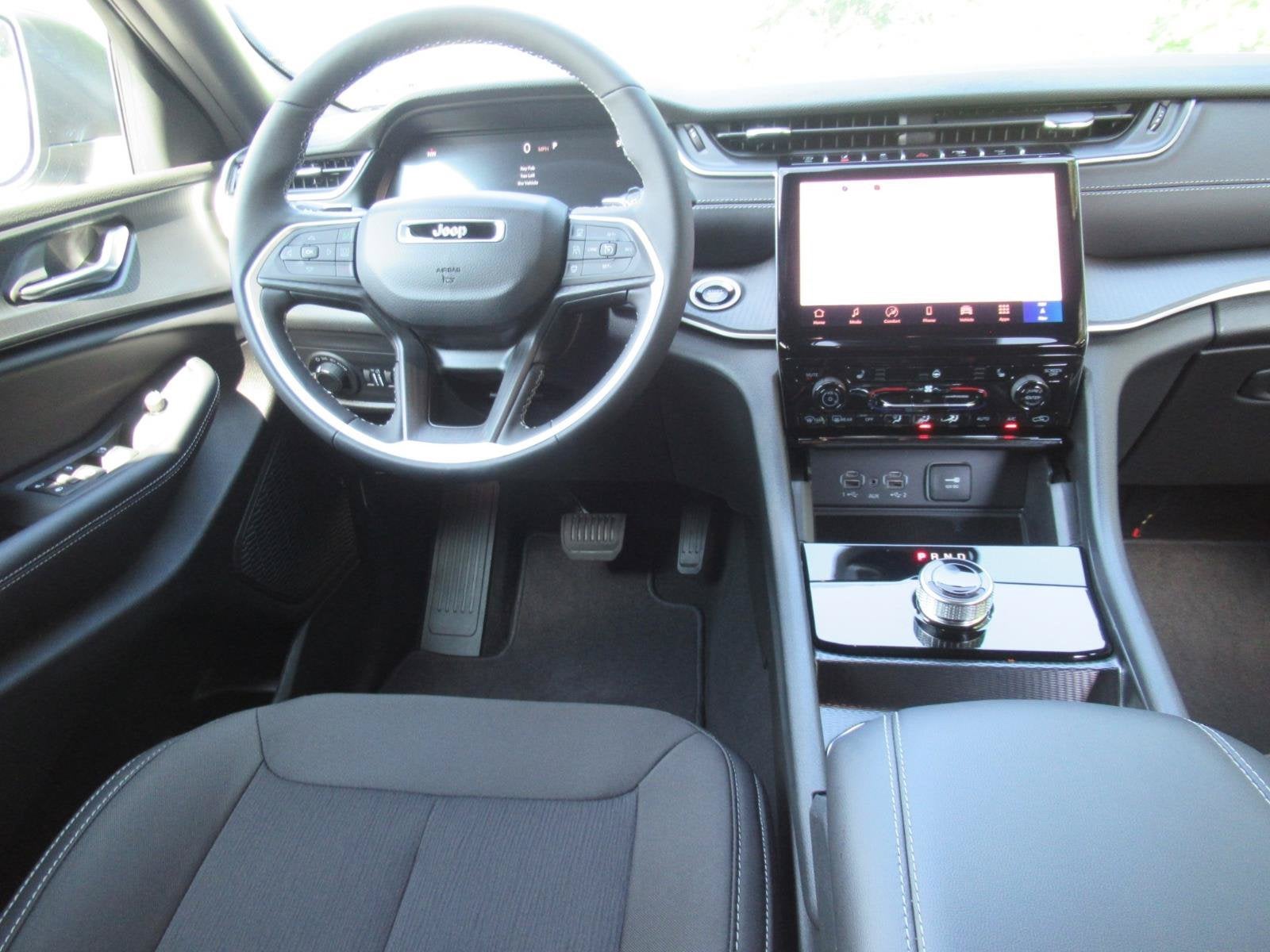 2027 Jeep Grand Cherokee GRAND CHEROKEE LAREDO X 4X2