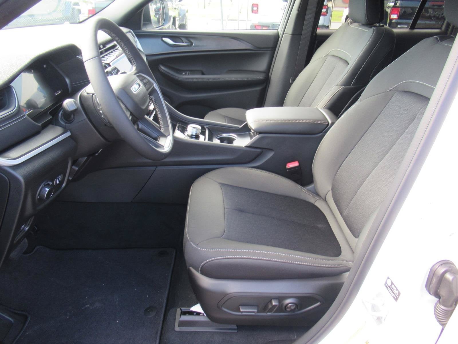 2027 Jeep Grand Cherokee GRAND CHEROKEE LAREDO X 4X2