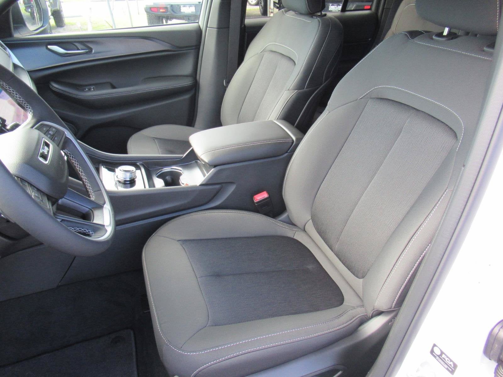2027 Jeep Grand Cherokee GRAND CHEROKEE LAREDO X 4X2
