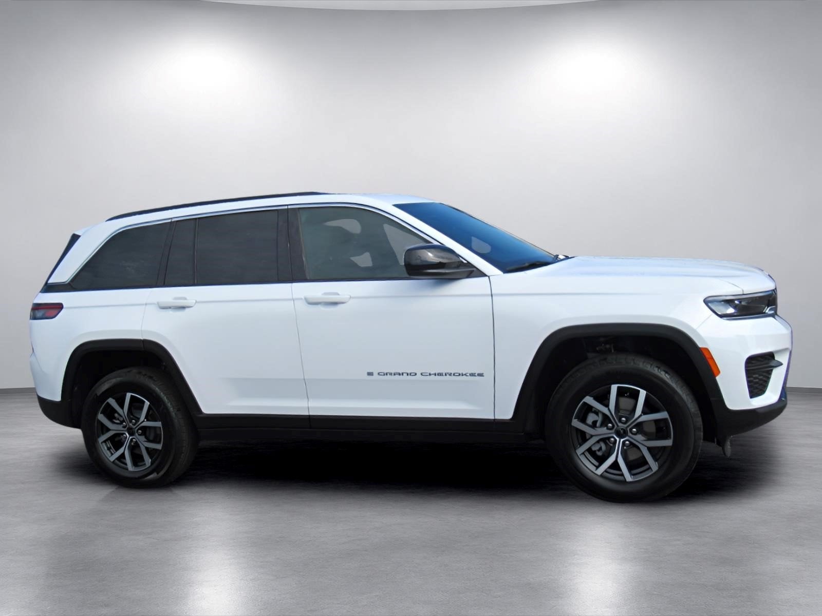 2027 Jeep Grand Cherokee GRAND CHEROKEE LAREDO X 4X2