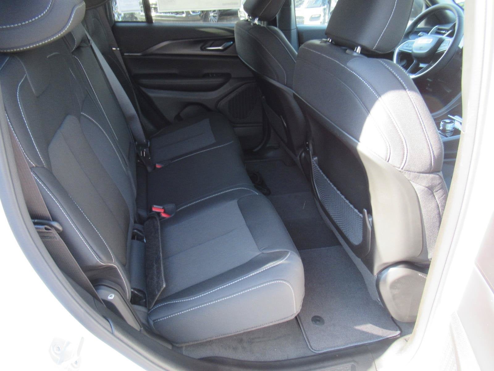 2027 Jeep Grand Cherokee GRAND CHEROKEE LAREDO X 4X2