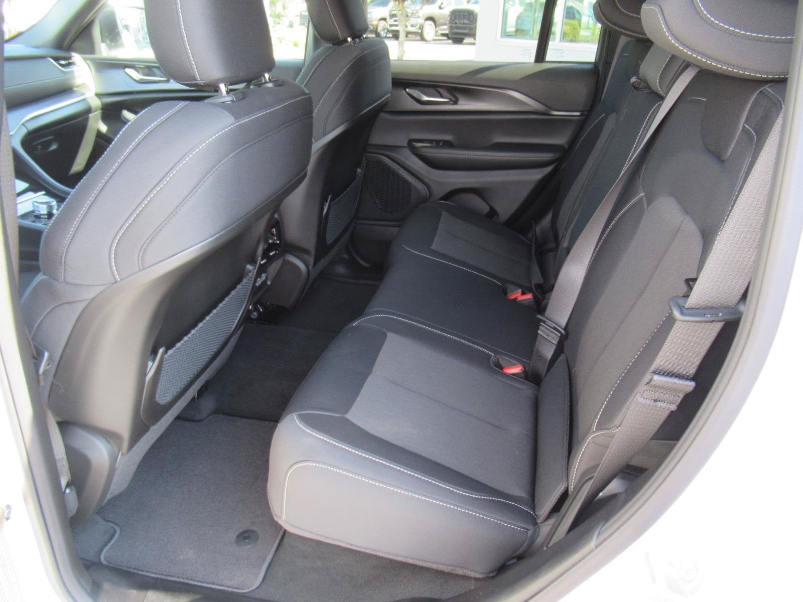 2027 Jeep Grand Cherokee GRAND CHEROKEE LAREDO X 4X2
