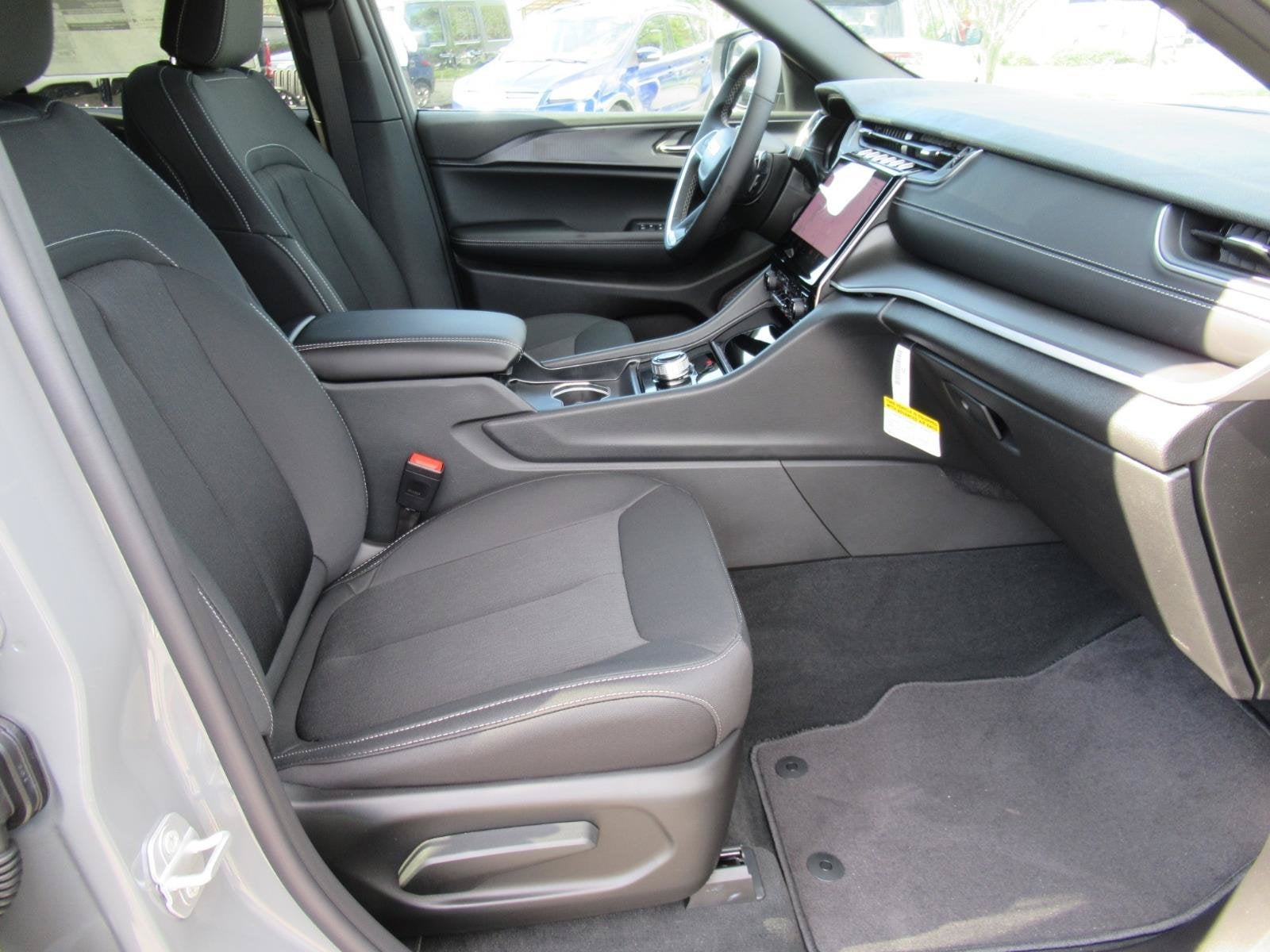 2027 Jeep Grand Cherokee GRAND CHEROKEE LAREDO X 4X2