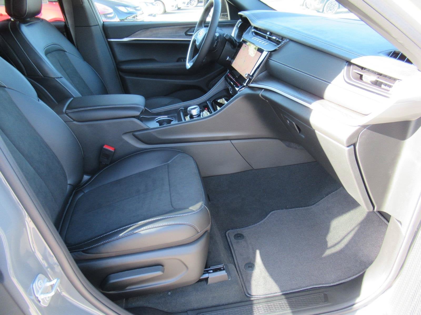 2027 Jeep Grand Cherokee GRAND CHEROKEE LAREDO ALTITUDE 4X2