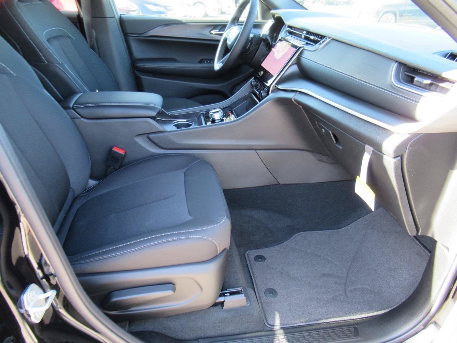 2027 Jeep Grand Cherokee GRAND CHEROKEE L LAREDO X 4X2