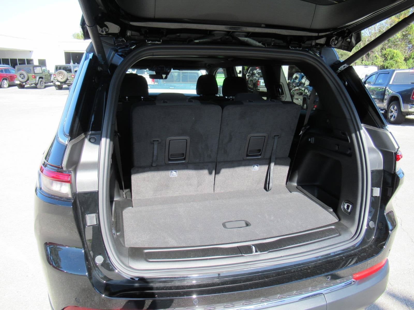 2027 Jeep Grand Cherokee GRAND CHEROKEE L LAREDO X 4X2
