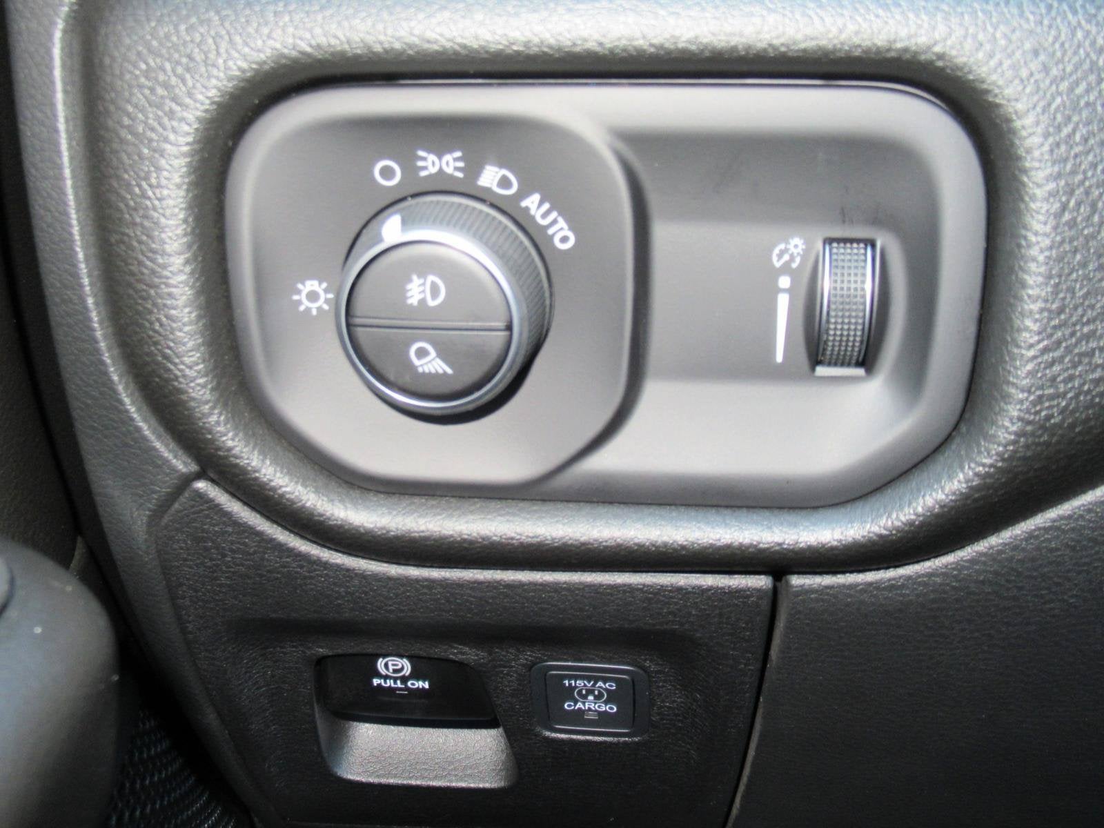 2027 RAM 1500 RAM 1500 EXPRESS CREW CAB 4X4 5'7' BOX