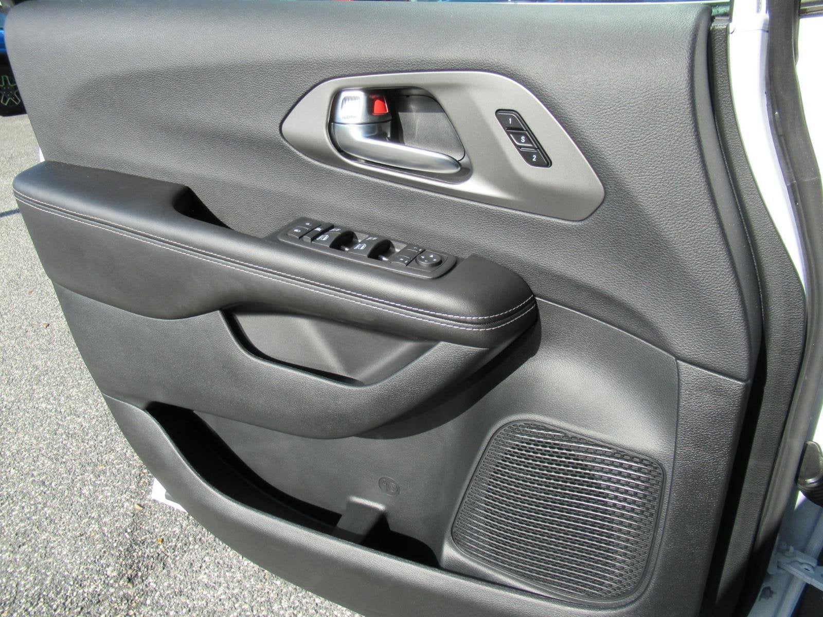 2027 Chrysler Pacifica PACIFICA SELECT