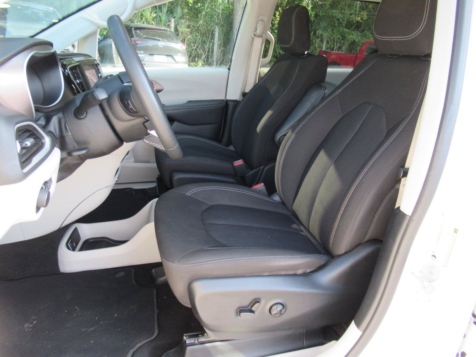 2024 Chrysler Voyager LX