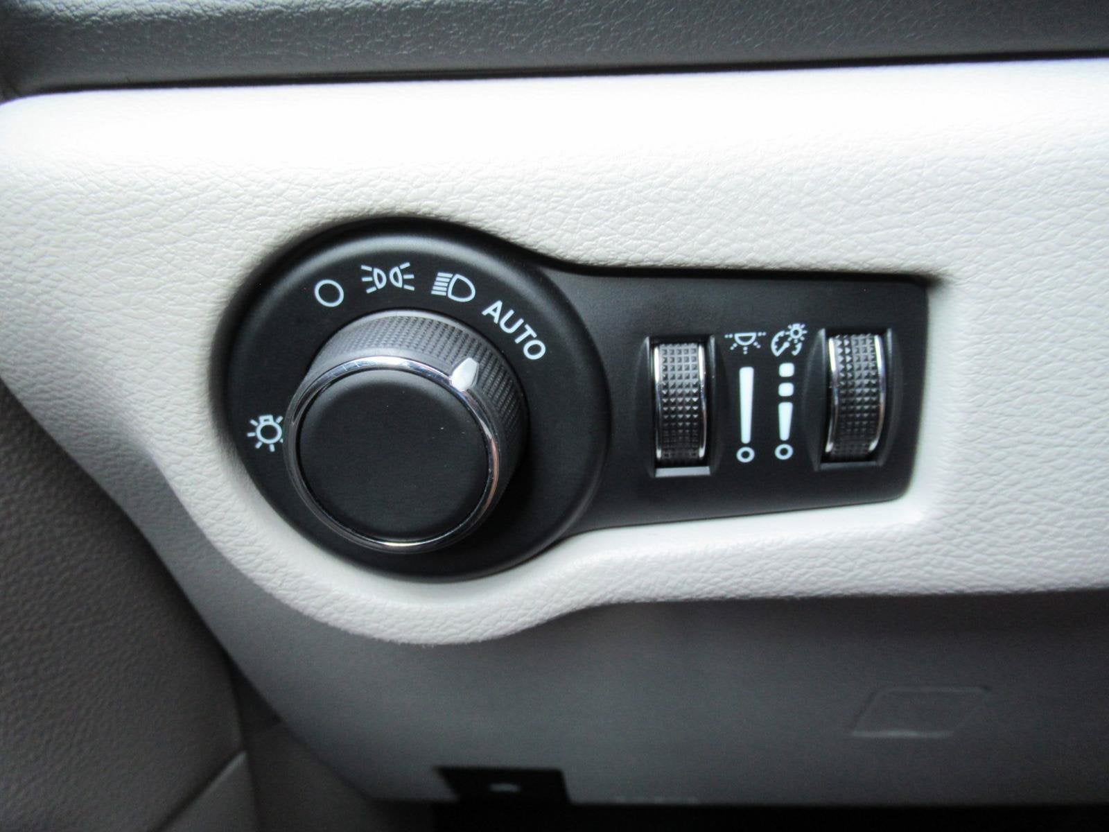 2024 Chrysler Voyager LX