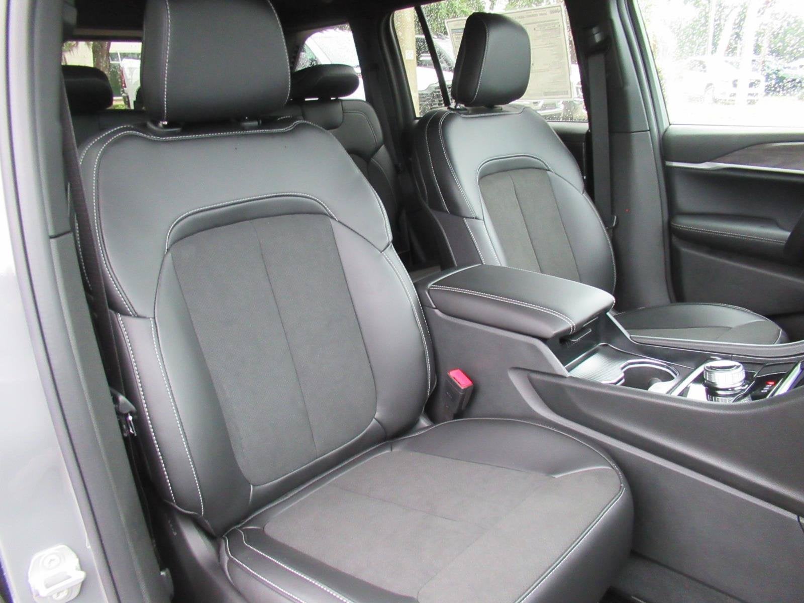 2027 Jeep Grand Cherokee GRAND CHEROKEE LAREDO ALTITUDE 4X2