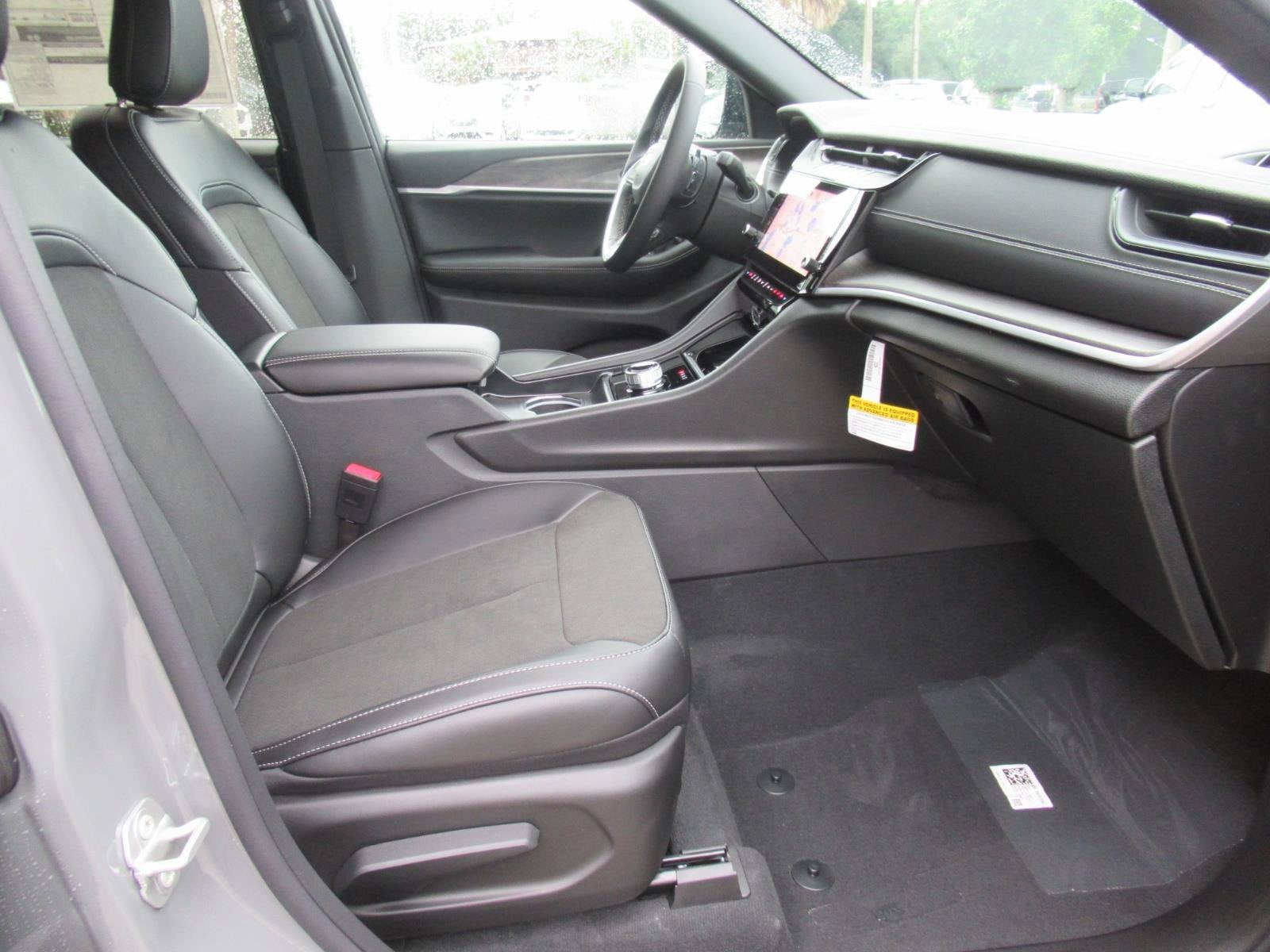 2027 Jeep Grand Cherokee GRAND CHEROKEE LAREDO ALTITUDE 4X2