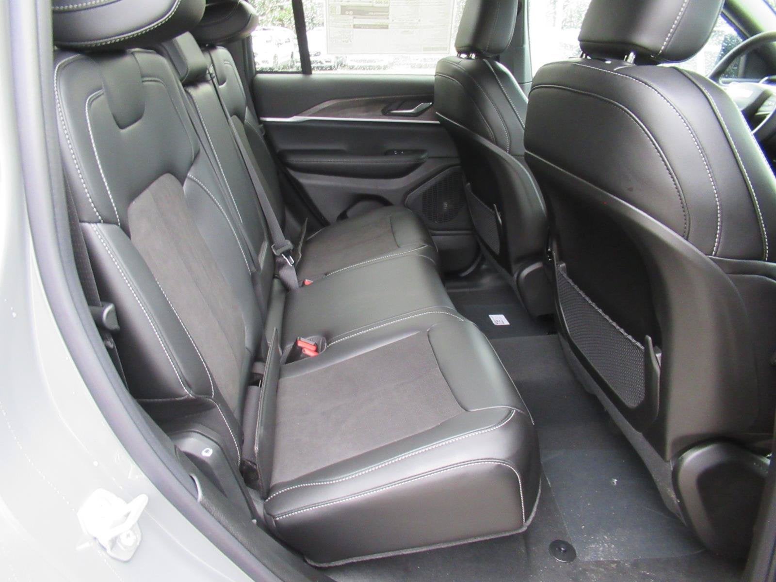 2027 Jeep Grand Cherokee GRAND CHEROKEE LAREDO ALTITUDE 4X2