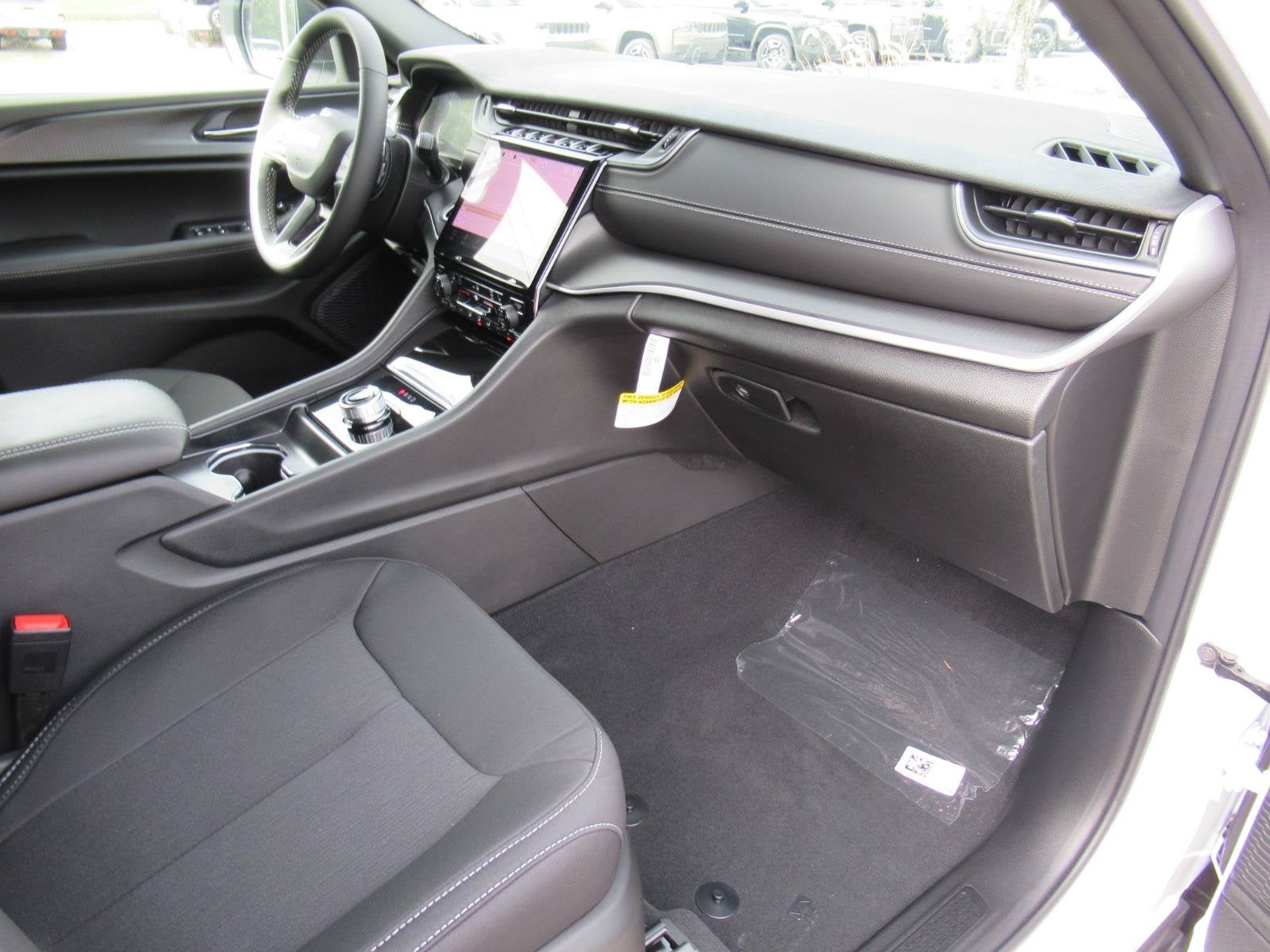 2027 Jeep Grand Cherokee GRAND CHEROKEE LAREDO X 4X4