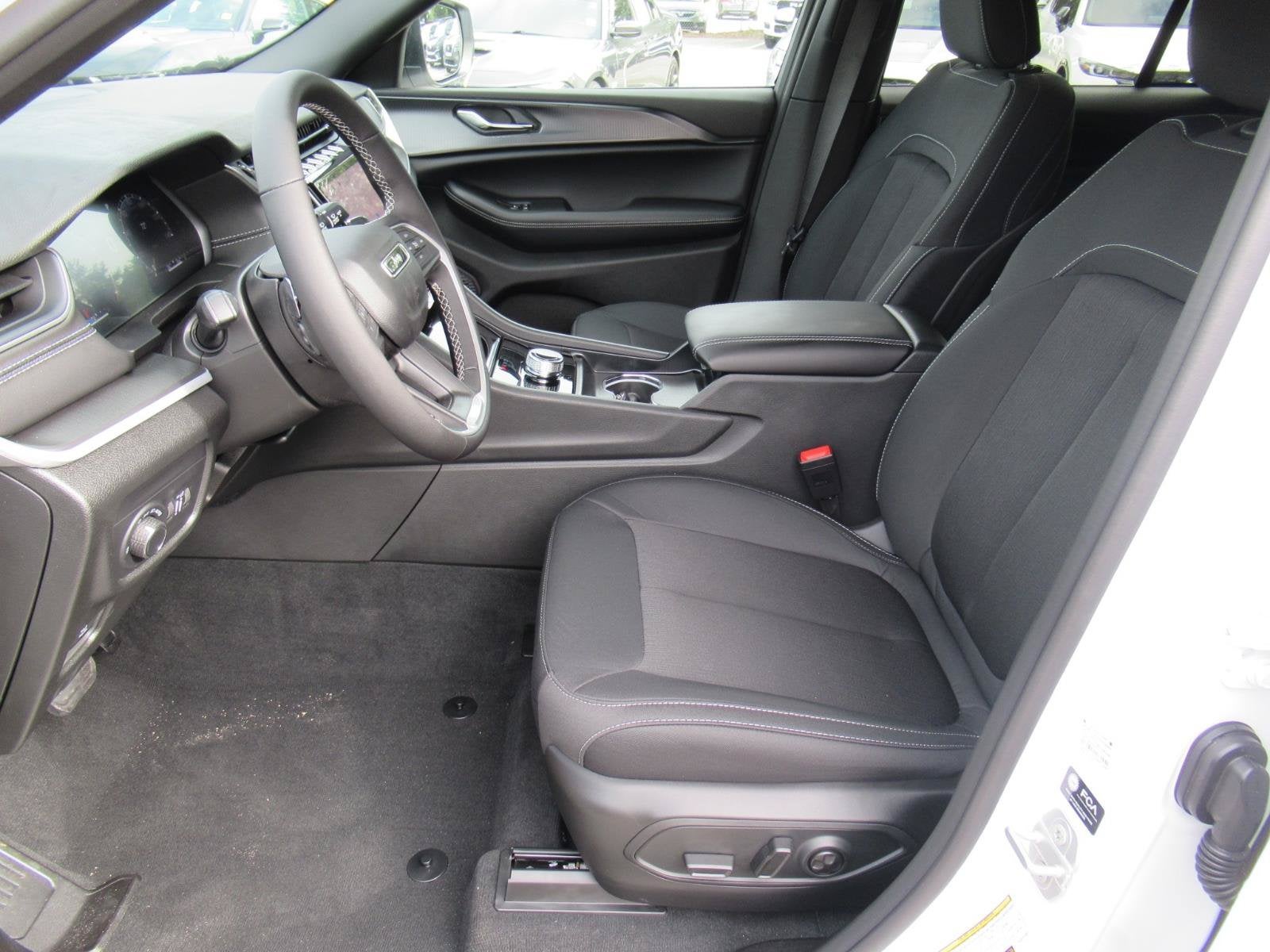 2027 Jeep Grand Cherokee GRAND CHEROKEE LAREDO X 4X4
