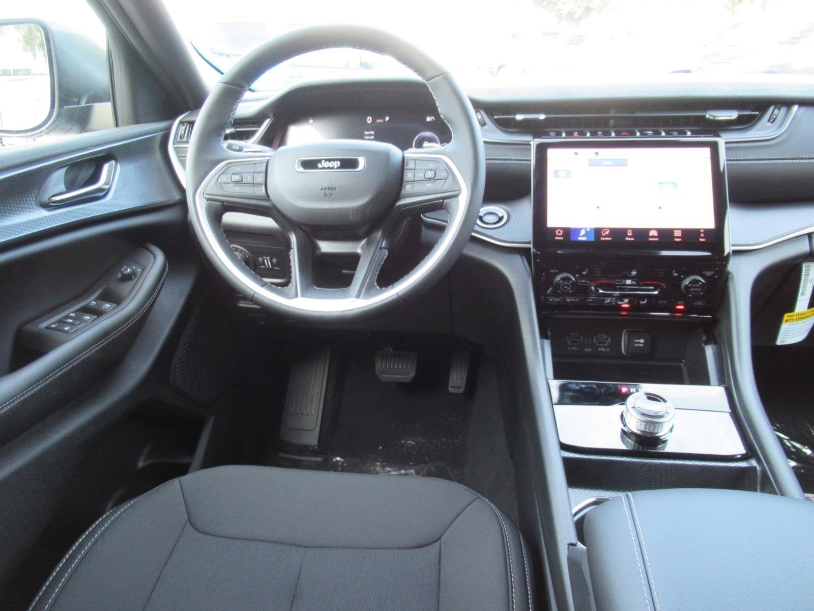 2027 Jeep Grand Cherokee GRAND CHEROKEE LAREDO X 4X4