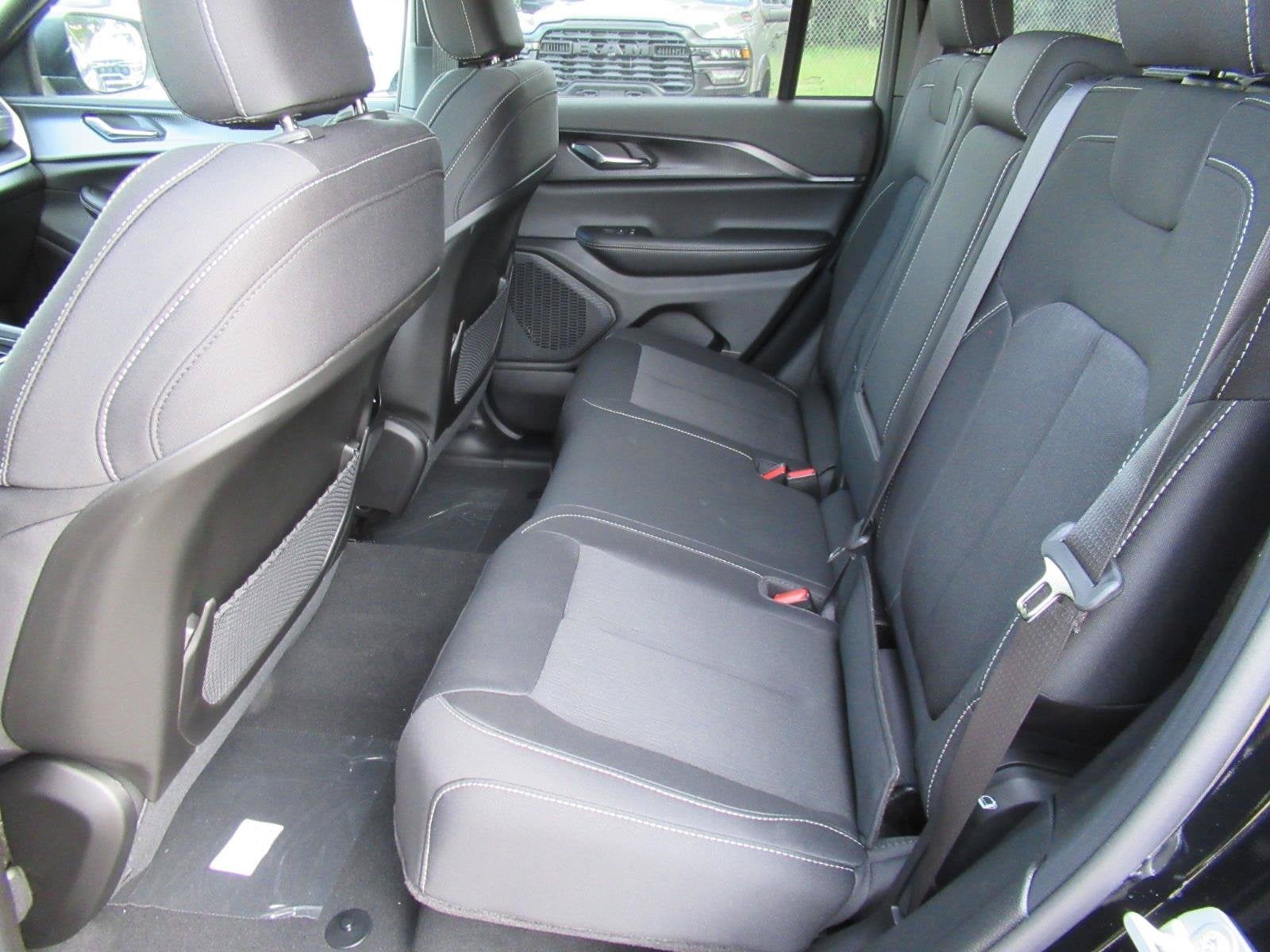 2027 Jeep Grand Cherokee GRAND CHEROKEE LAREDO X 4X4