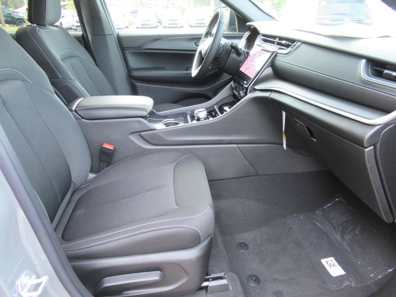 2027 Jeep Grand Cherokee GRAND CHEROKEE LAREDO X 4X4