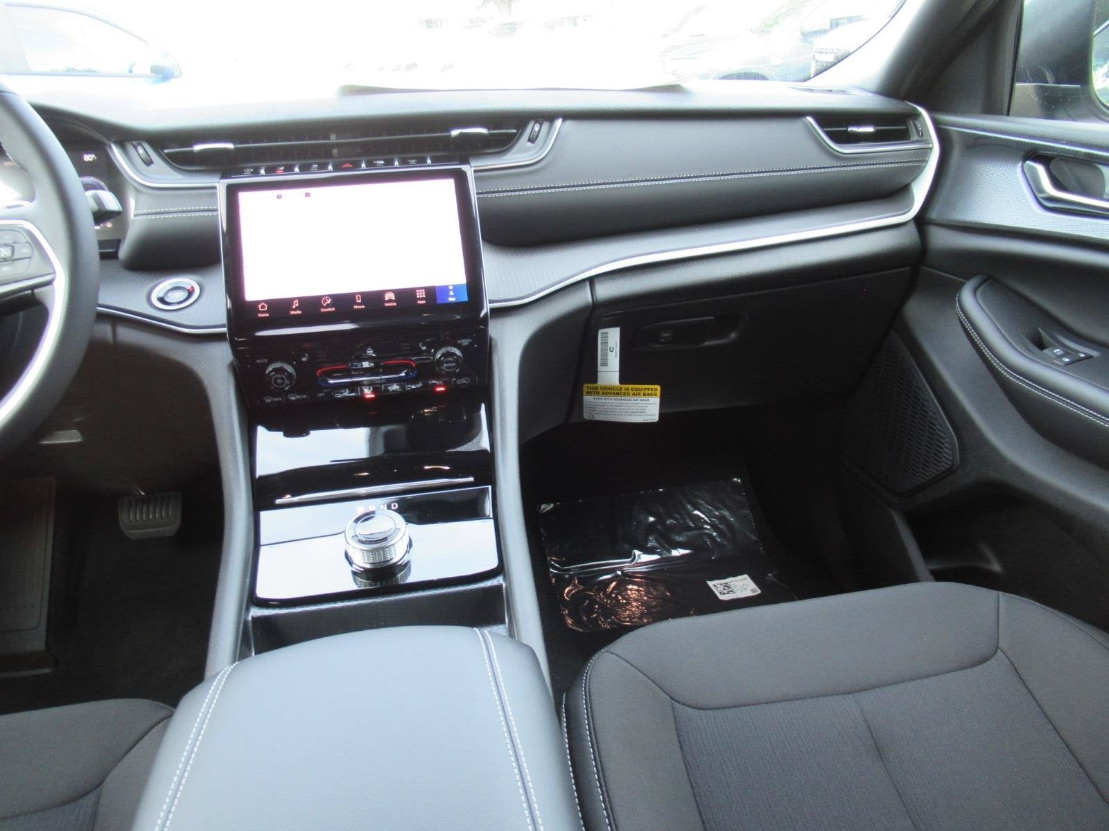 2027 Jeep Grand Cherokee GRAND CHEROKEE LAREDO X 4X4