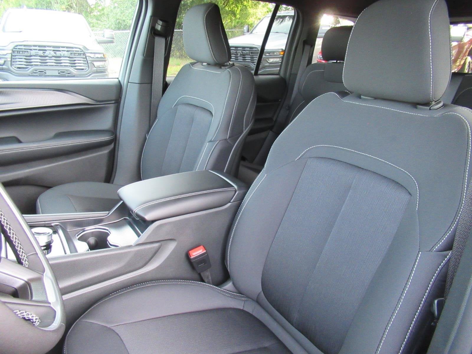 2027 Jeep Grand Cherokee GRAND CHEROKEE LAREDO X 4X4