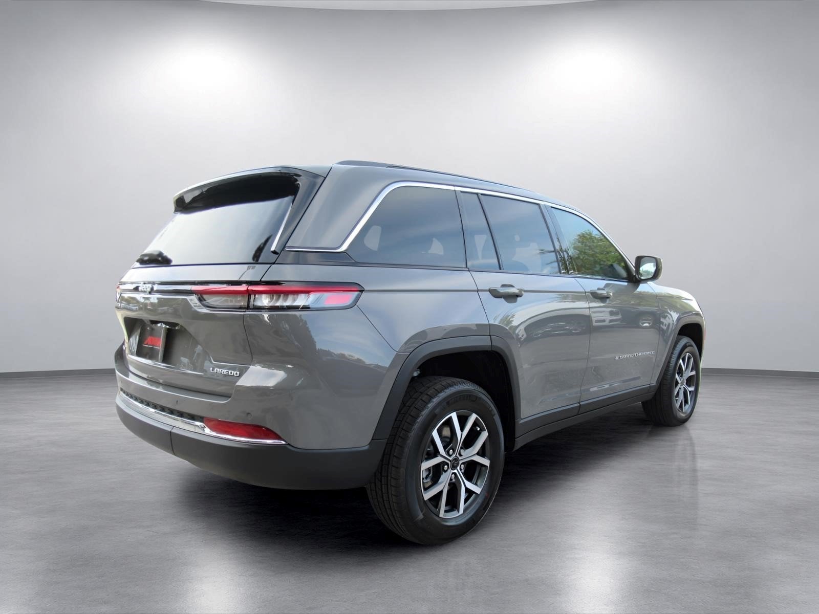 2027 Jeep Grand Cherokee GRAND CHEROKEE LAREDO X 4X4
