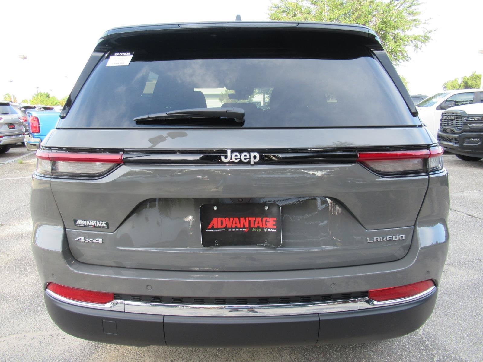 2027 Jeep Grand Cherokee GRAND CHEROKEE LAREDO X 4X4