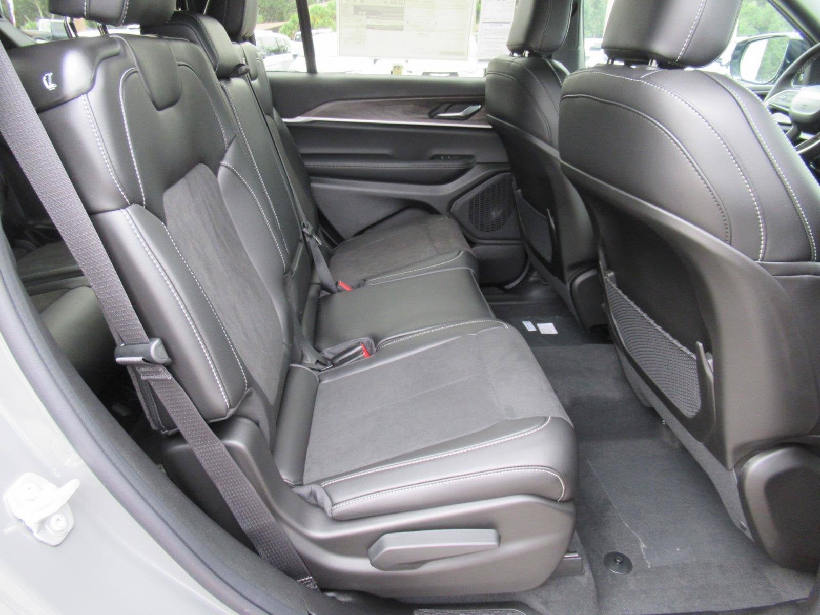 2027 Jeep Grand Cherokee GRAND CHEROKEE L LAREDO ALTITUDE 4X2